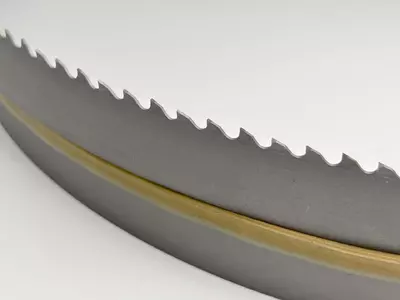 10910